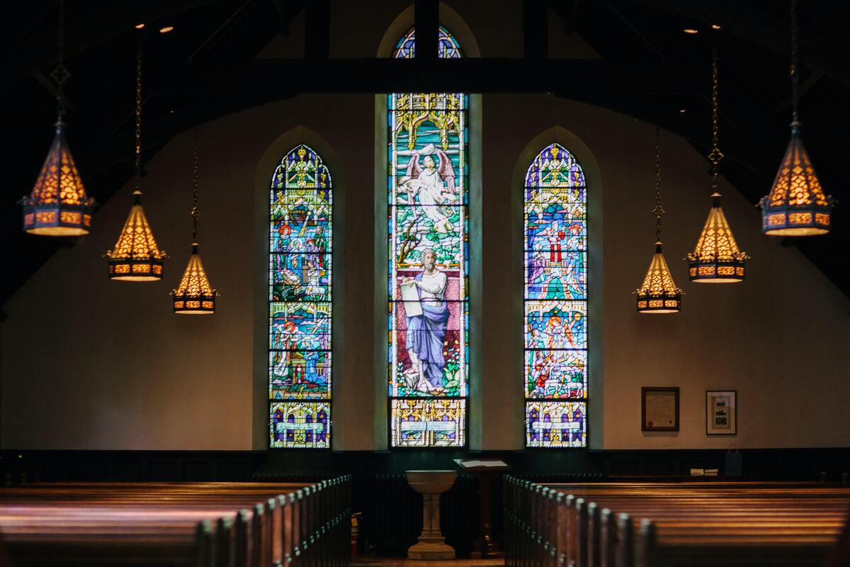 Interior de uma igreja.