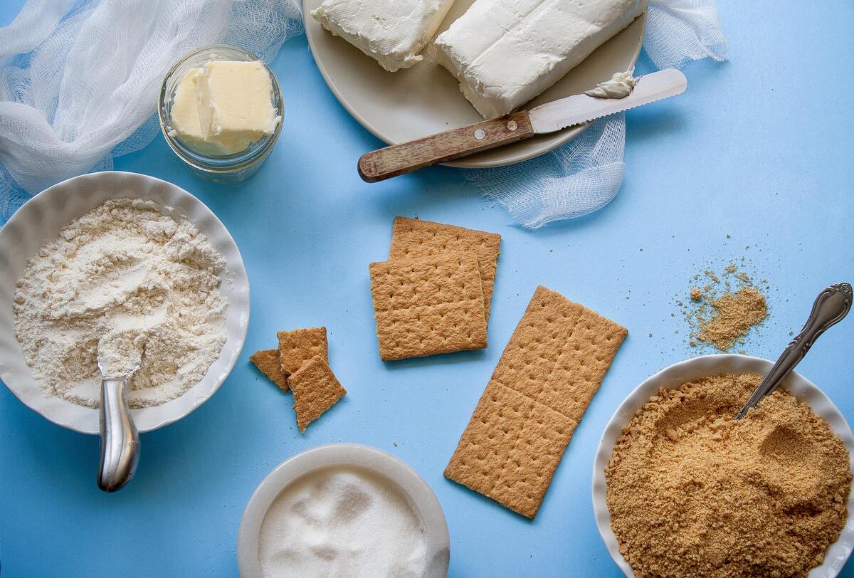 Uma mesa com biscoitos, queijo e tigelas de farinhas