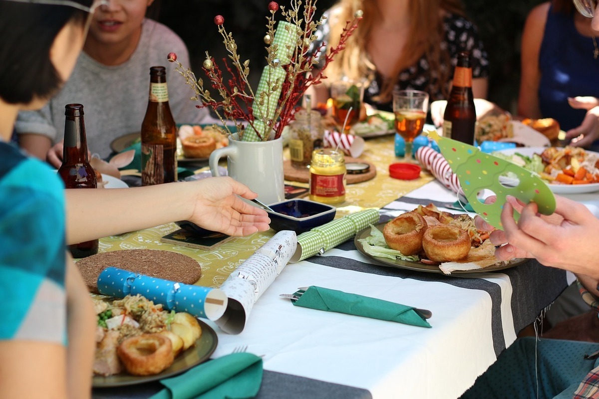 Pessoas comendo a mesa.