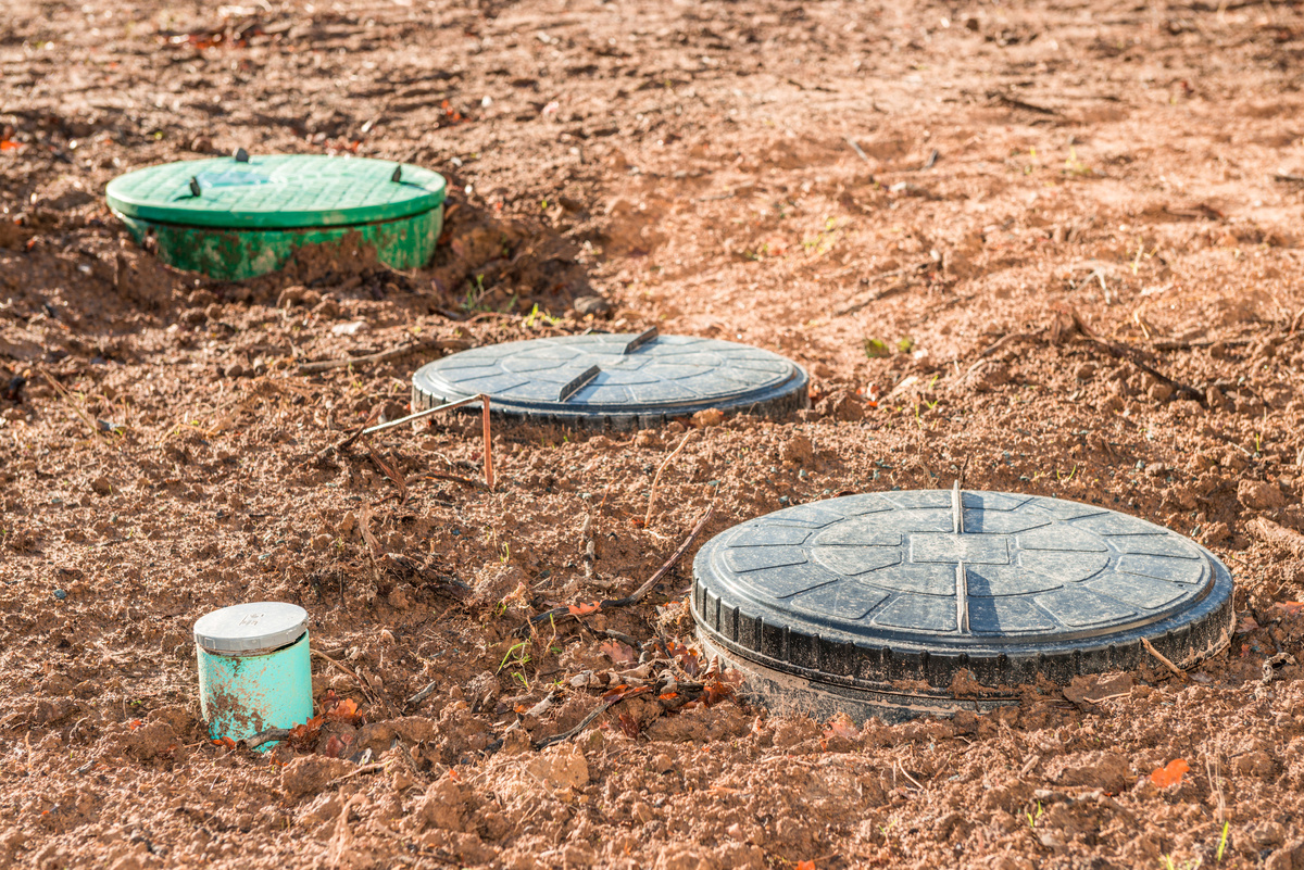 Três fossas sépticas fechadas