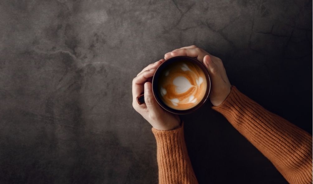 Mãos segurando café 