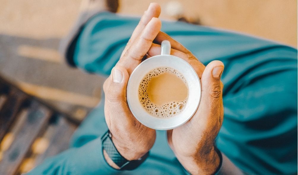 Homem segurando xícara de café