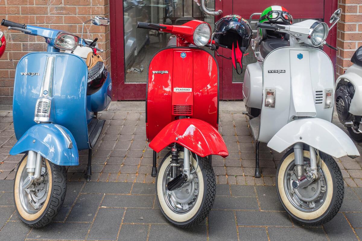 Motos de diferentes cores alinhadas.