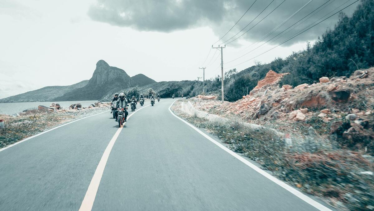 Fila de motos na rua.