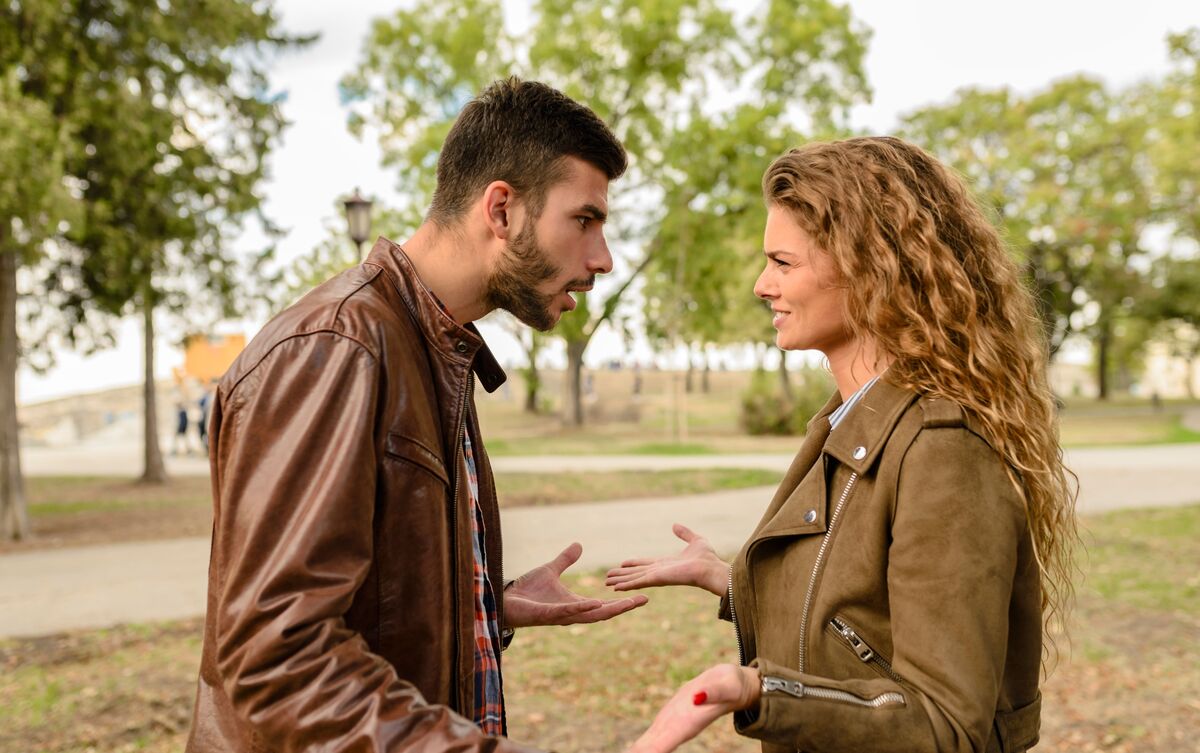 Casal de homem e mulher discutindo.