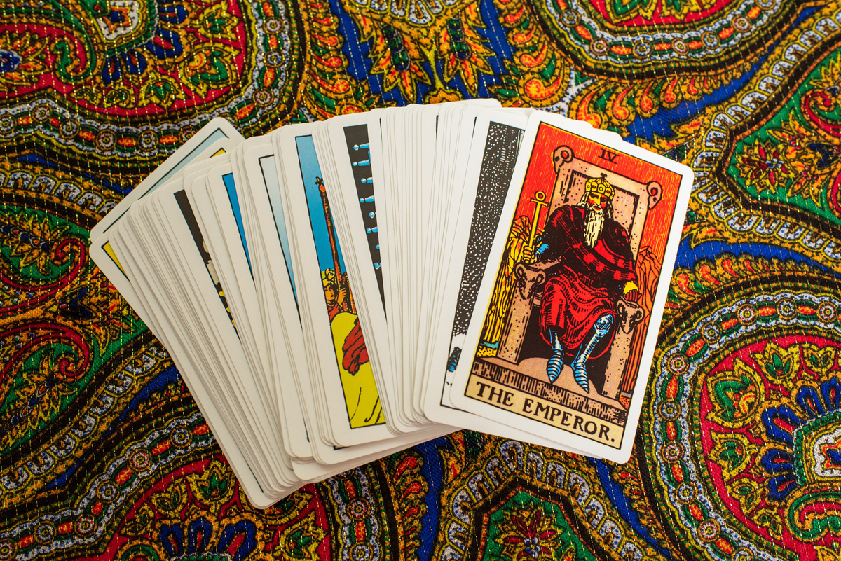 cartas de tarot e a carta do imperador a frente