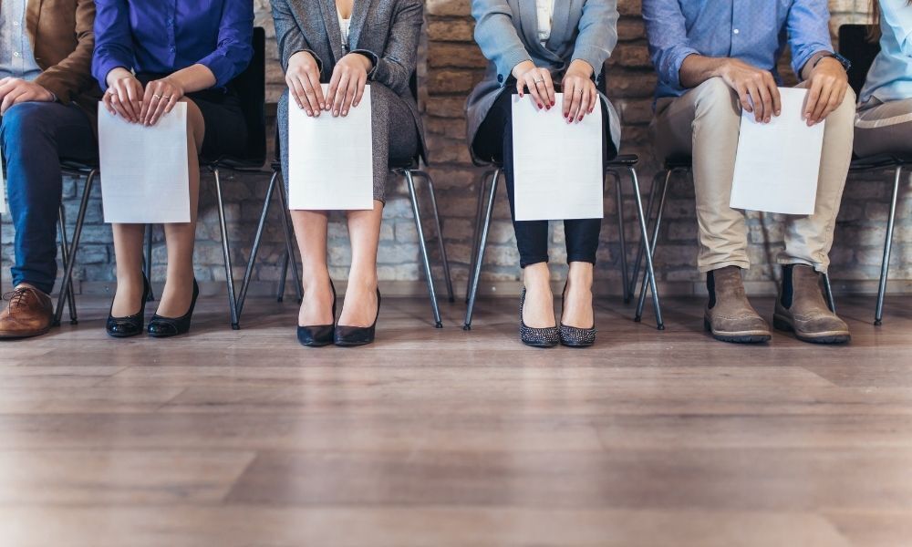 pessoas fazendo fila para entrevista de emprego