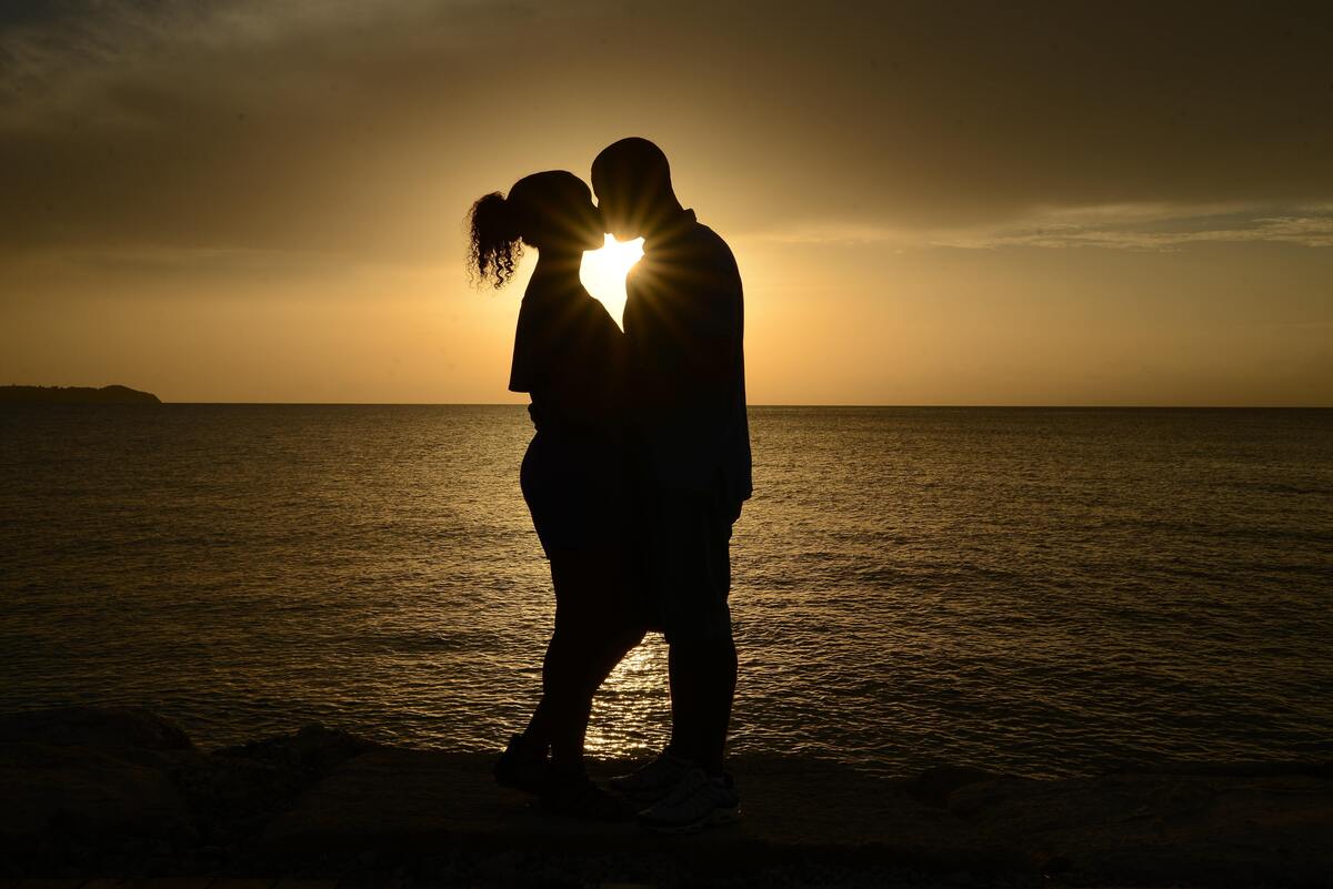 Silhueta de casal se beijando.