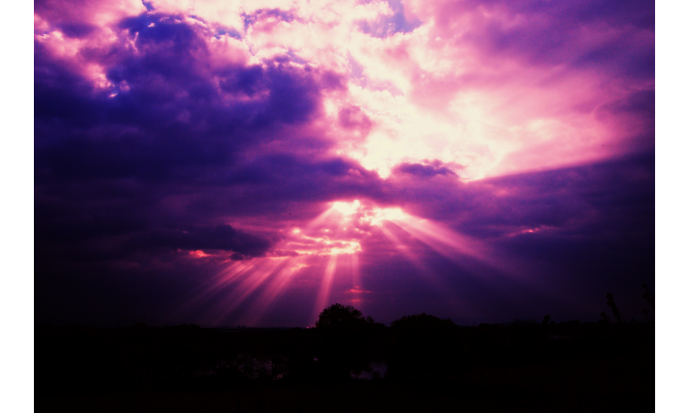 Céu em tons de roxo e azul com luz vindo de cima.