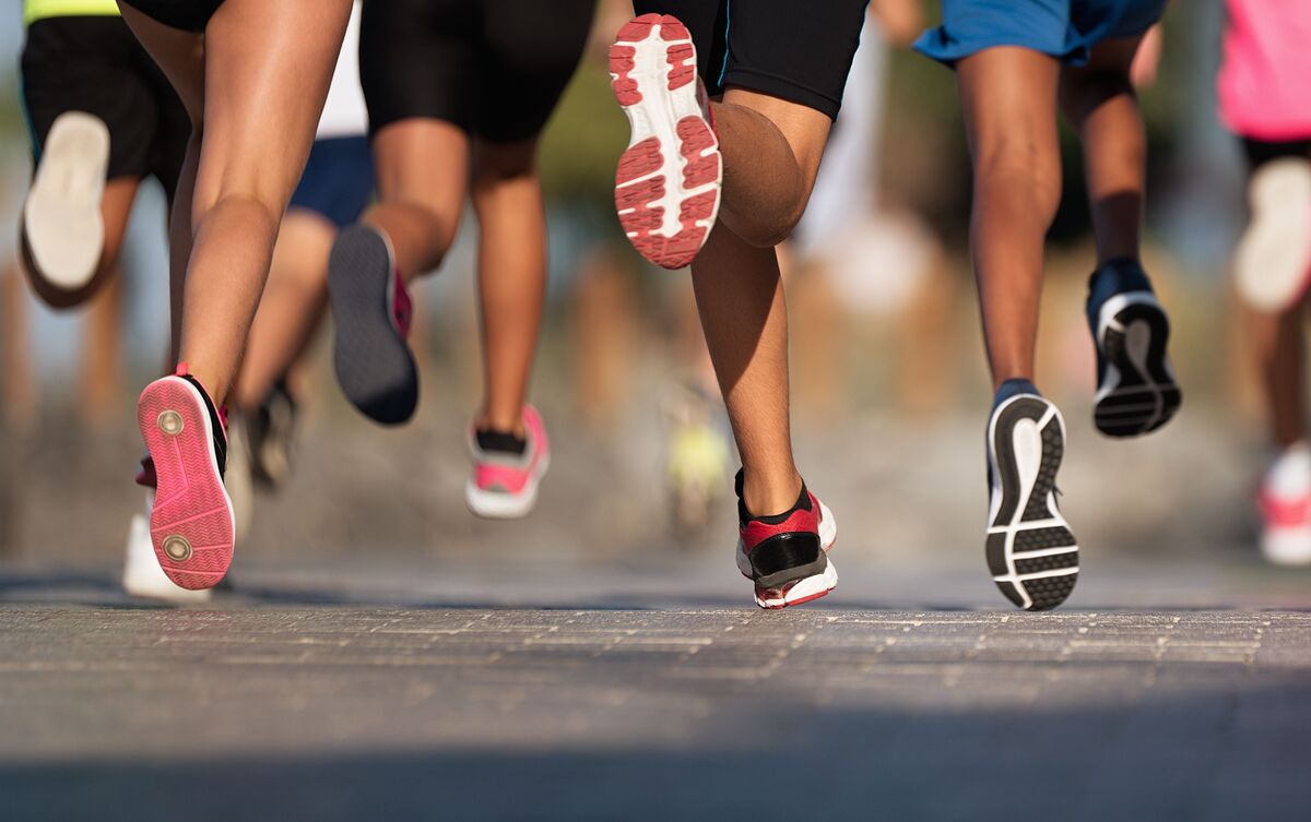 Grupo de pessoas correndo em maratona.