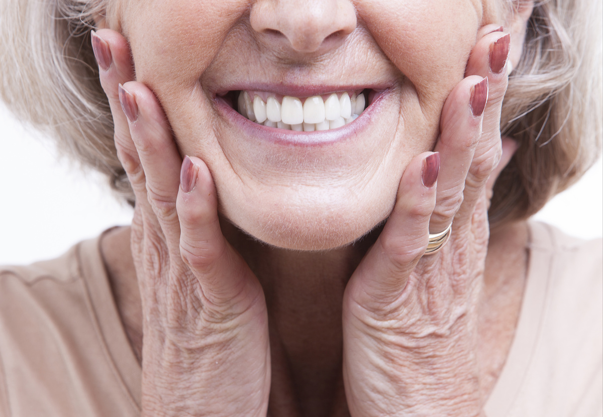 Senhora usando uma dentadura