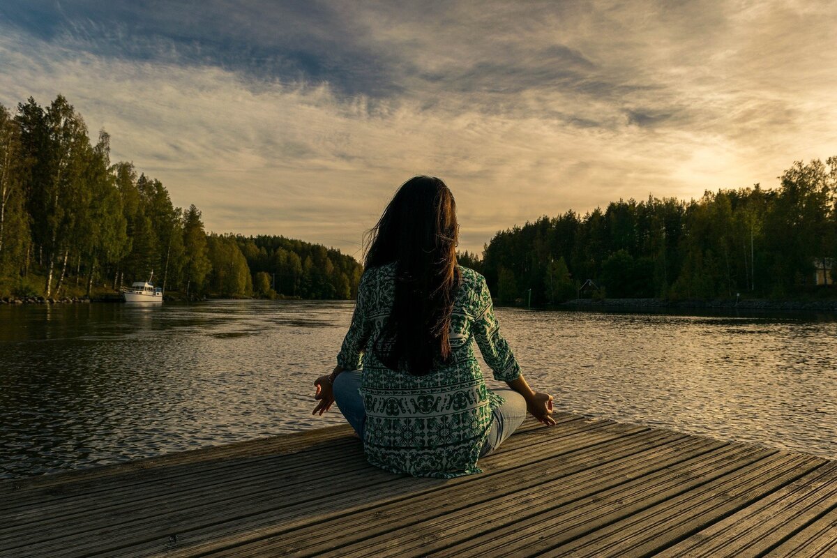 pessoa meditando