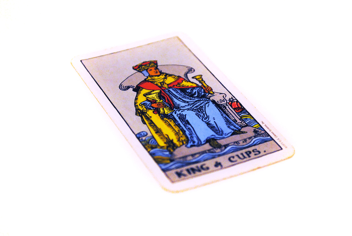 Carta "king of cups" (rei de ouro) em fundo branco