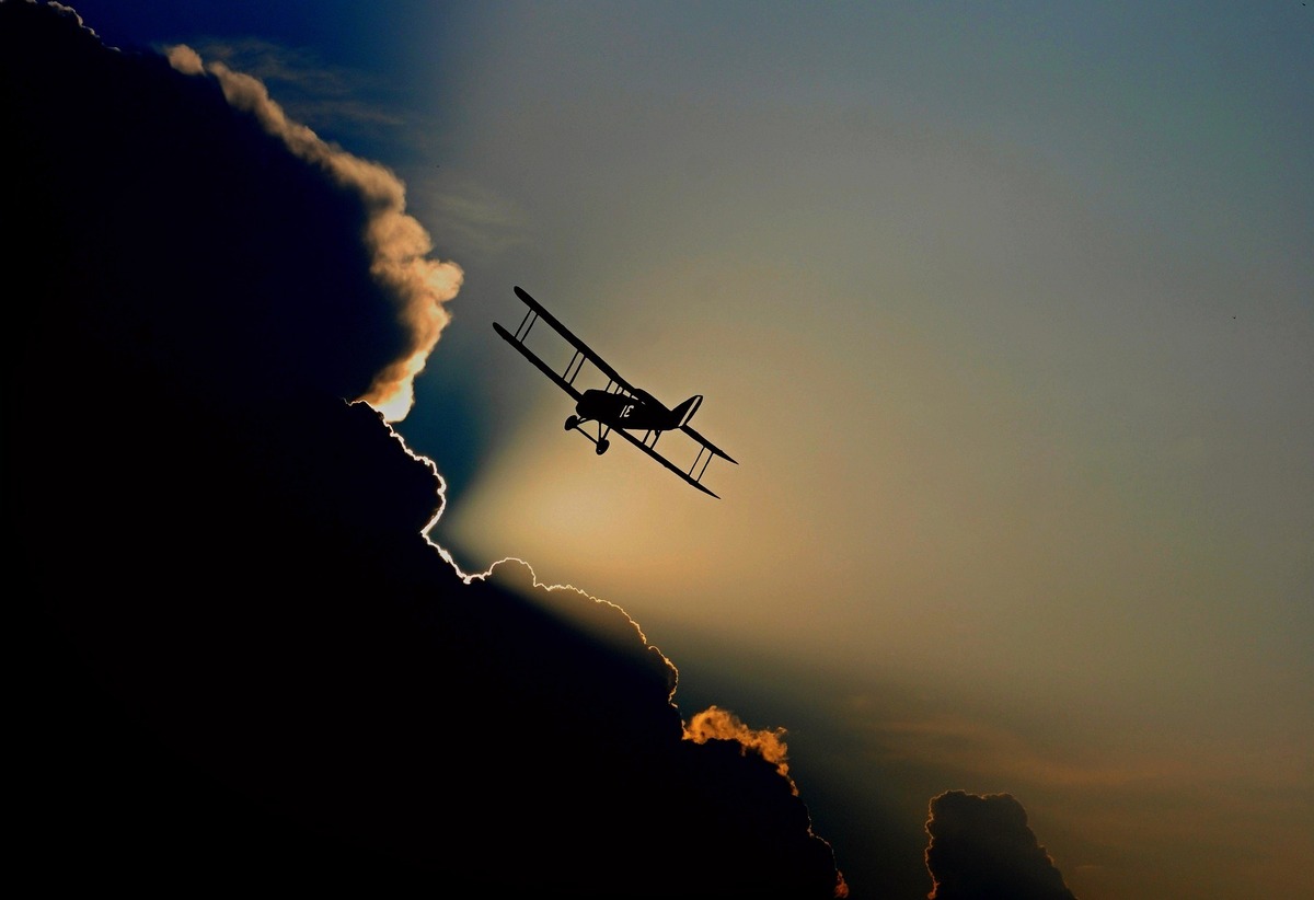 voando de avião entre nuvens