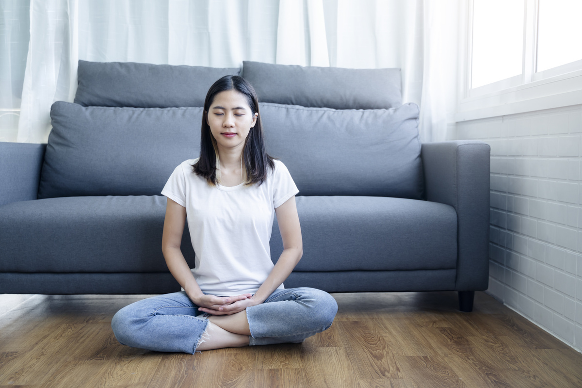 Mulher meditando