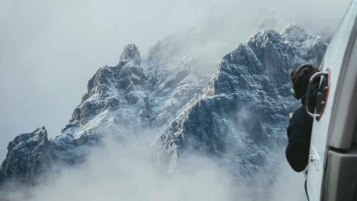 sobrevoando por cima de montanhas