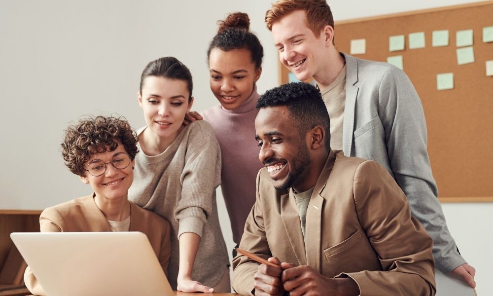 colegas de trabalho olhando para um computador