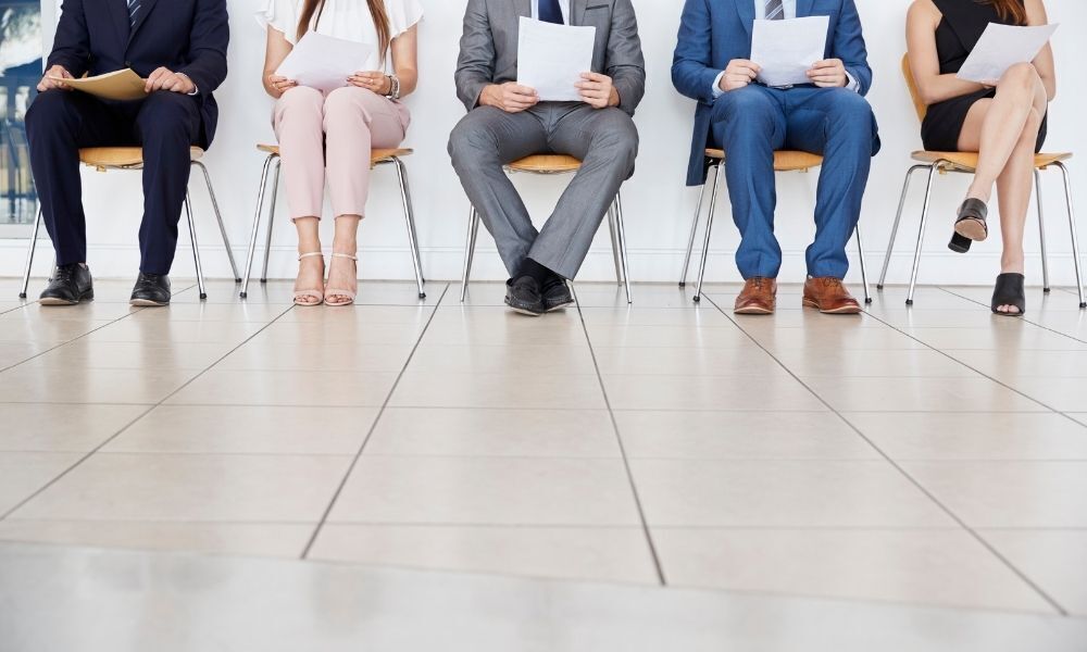 pessoas em fila para entrevista de trabalho