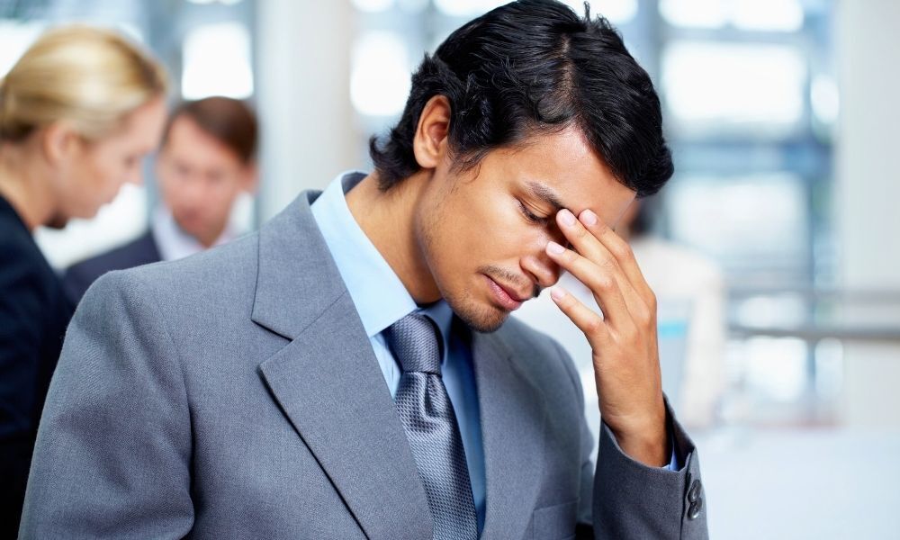 homem preocupado no ambiente de trabalho