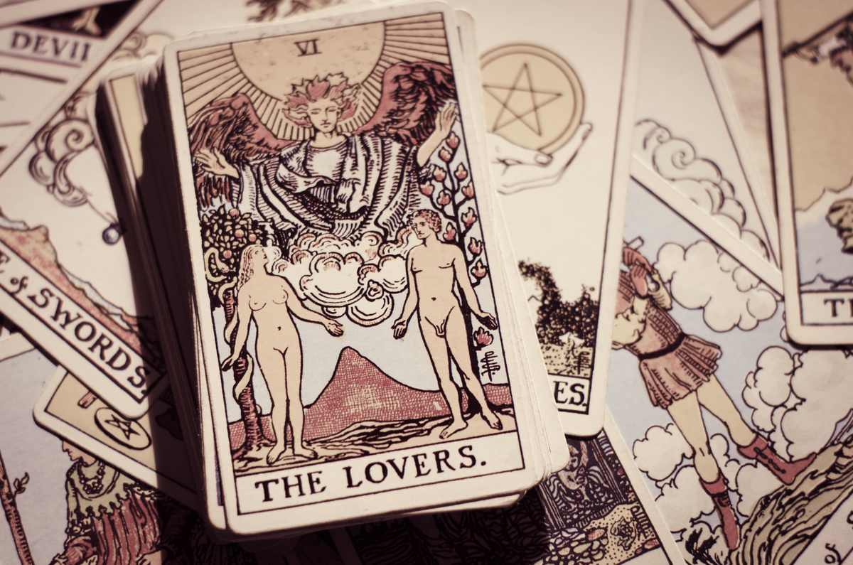 Carta "Os Enamorados" no topo de baralho de Tarot