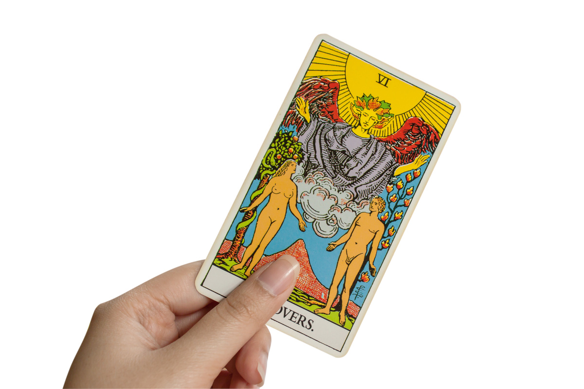 Carta de Tarot "Os Enamorados" em fundo branco