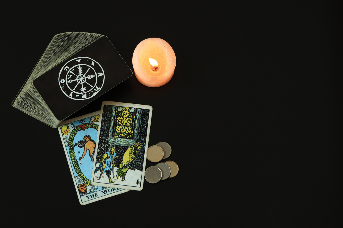 Carta 5 de Ouros  e carta O mundo no Tarot