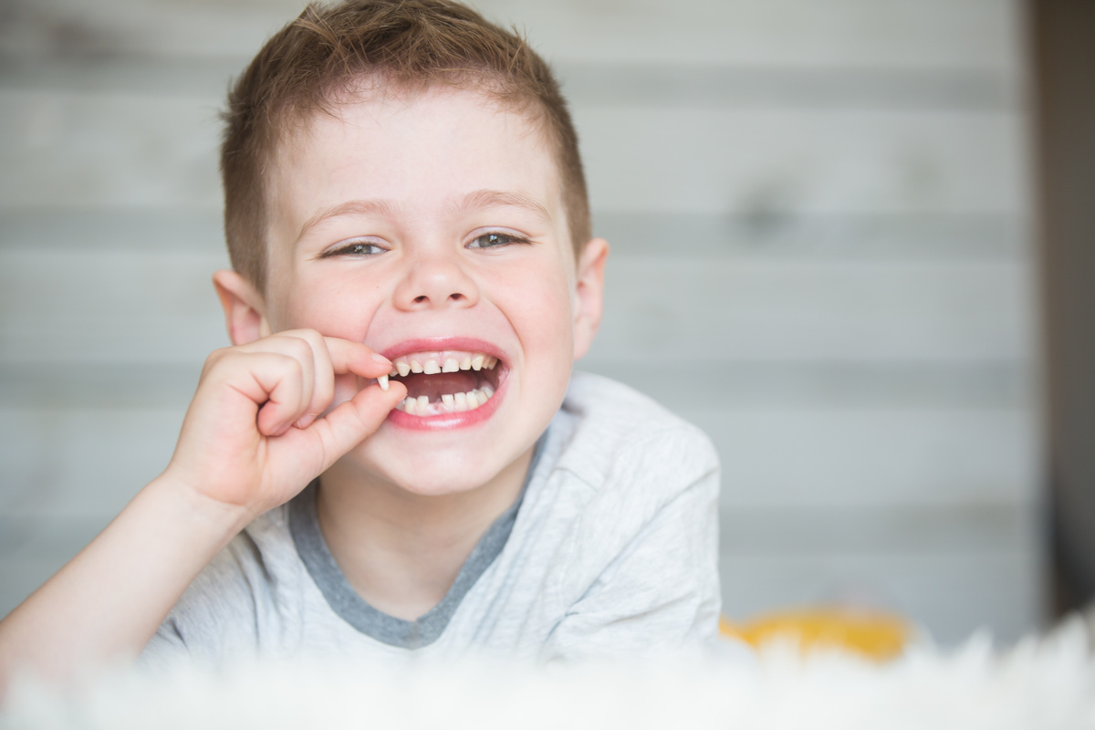 Menino que perdeu dente de leite