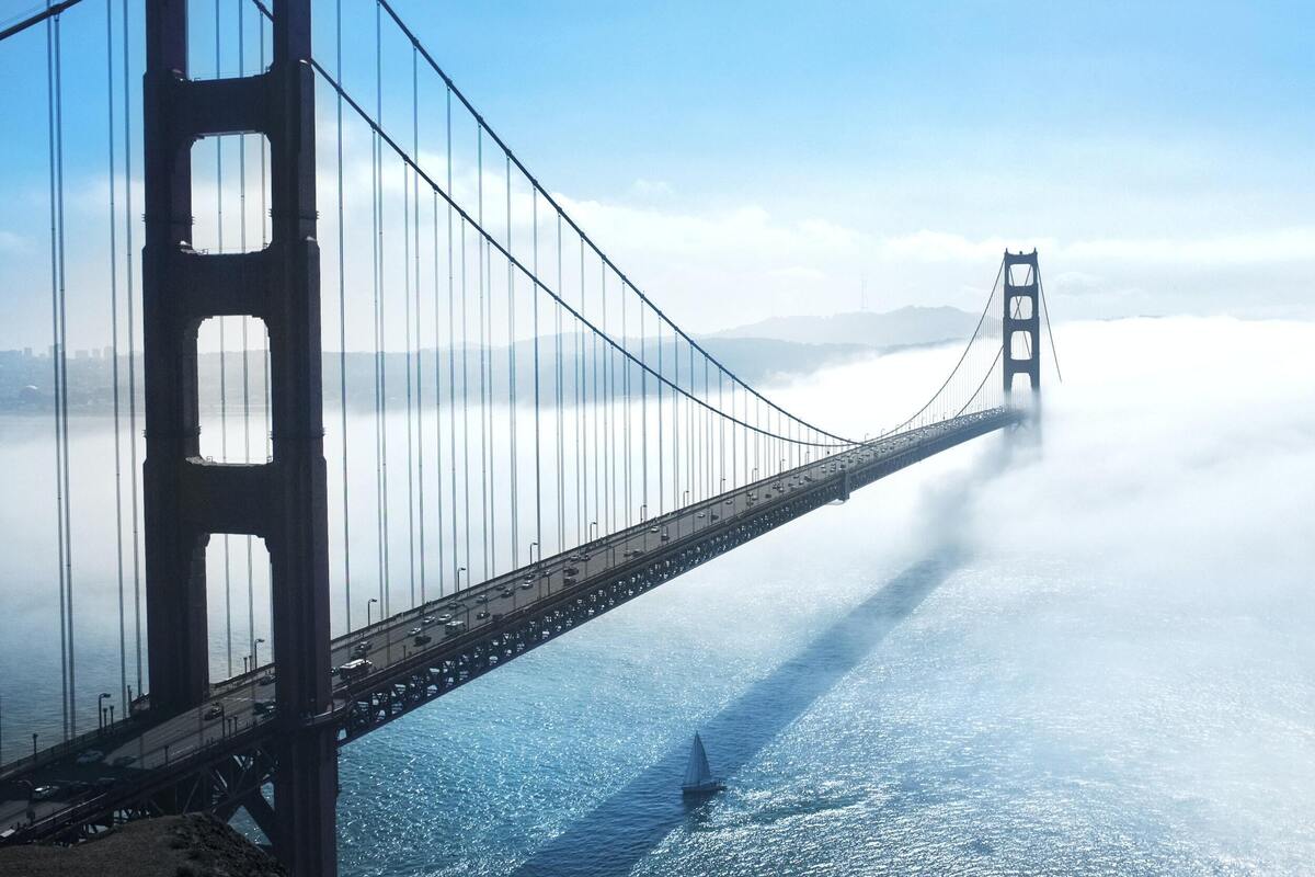 Ponte sobre o mar. 