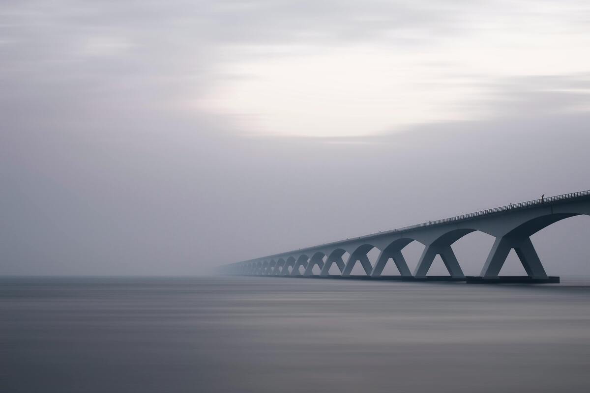 Ponte coberta parcialmente pela neblina. 