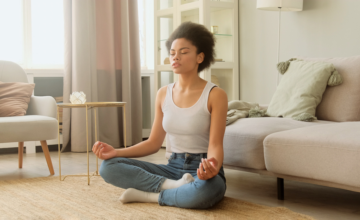 Mulher fazendo meditação