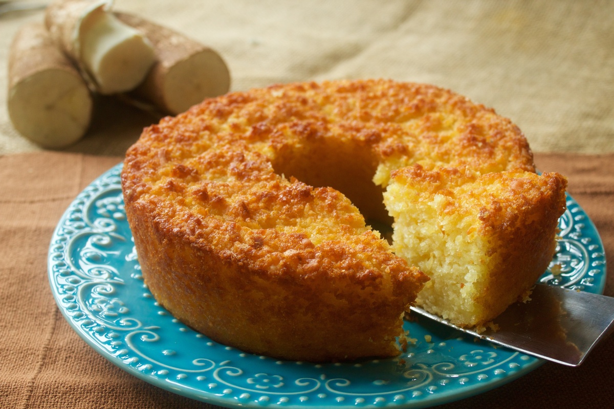 Bolo de mandioca em prato azul