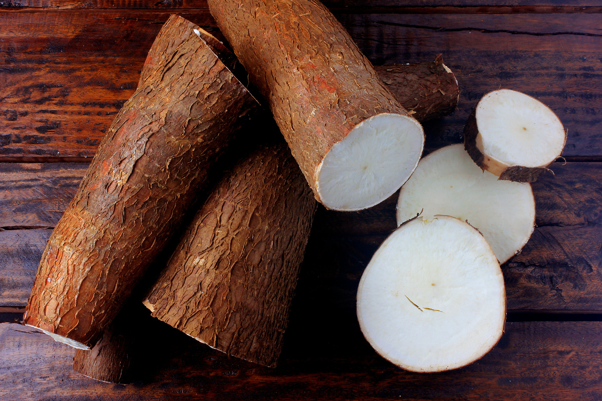 Pedaços de mandioca em superfície de madeira