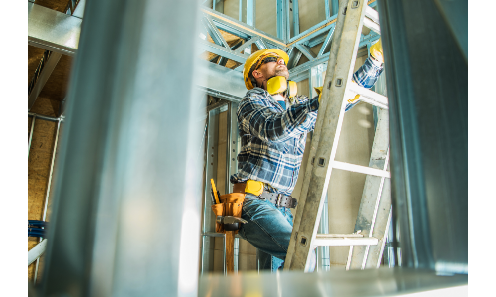 Construtor subindo em um escada de um prédio.