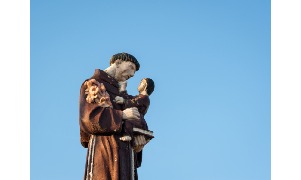 Estátua de Santo Antônio, céu ao fundo.