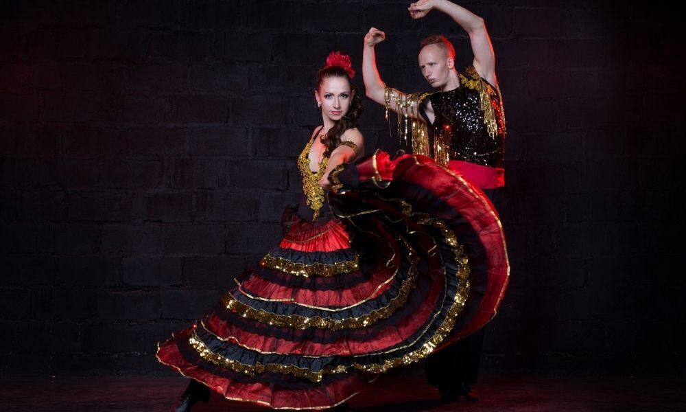 mulher de vestido vermelho e preto dançando