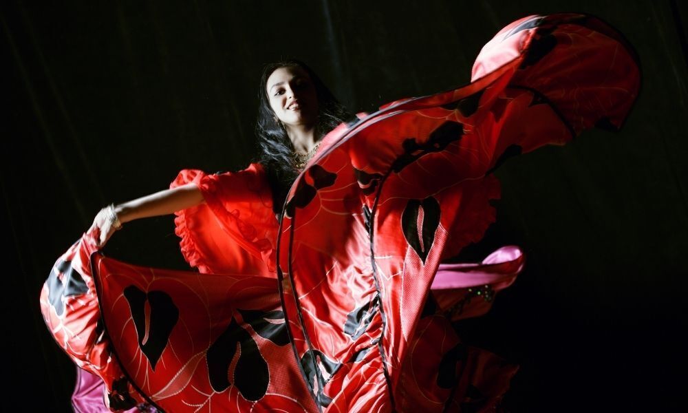 mulher de vestido vermelho e preto dançando