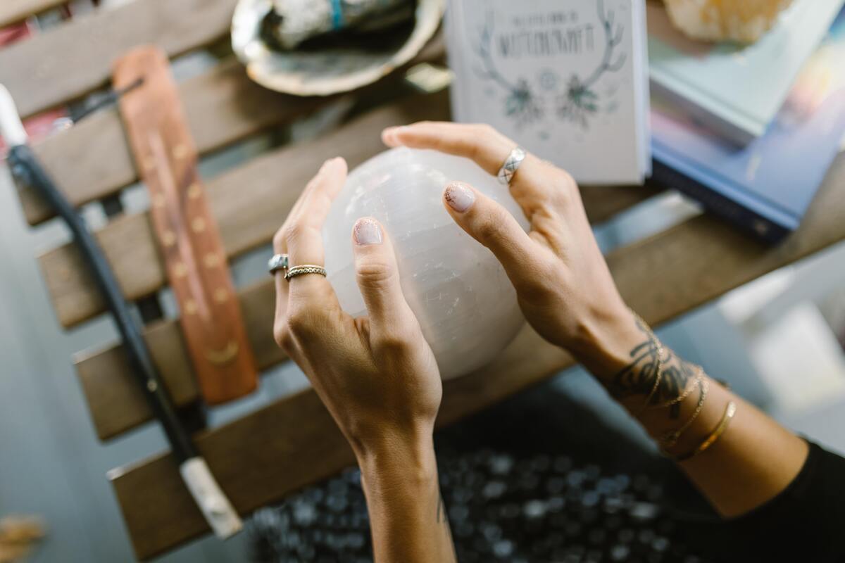 Mãos segurando uma bola de cristal