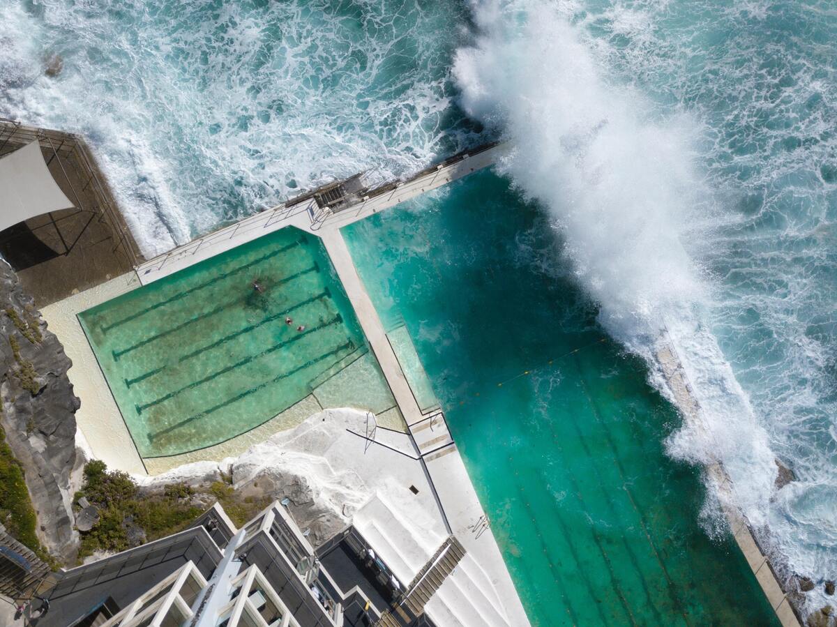 Onda gigante entrando em piscina