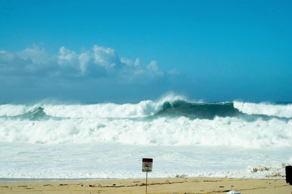 Onda gigante chegando em praia