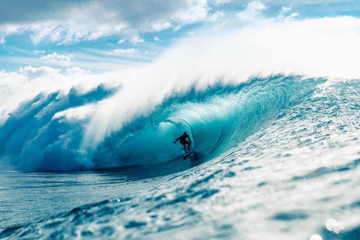 Homem surfando em onda gigante