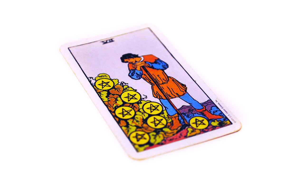 Carta 7 de Ouros do Tarot em fundo branco.