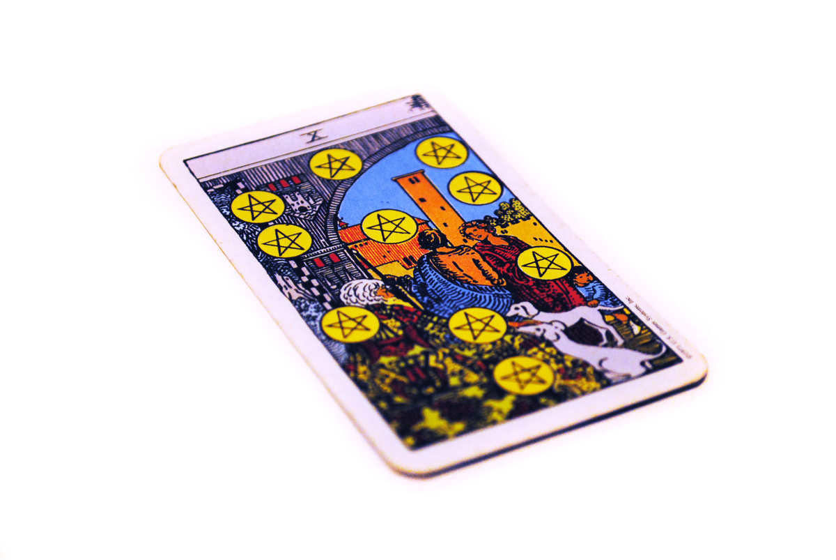 Carta 10 de Ouros do Tarot em fundo branco.