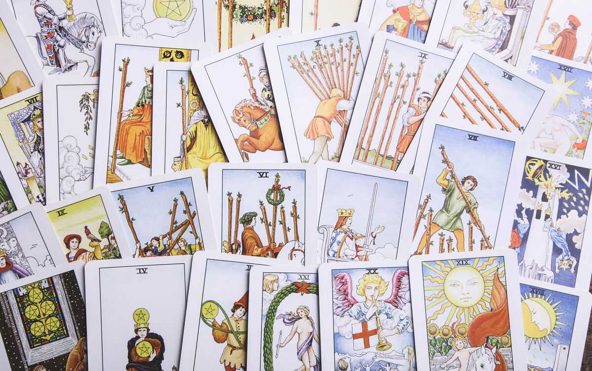 Cartas de Tarot embaralhadas.