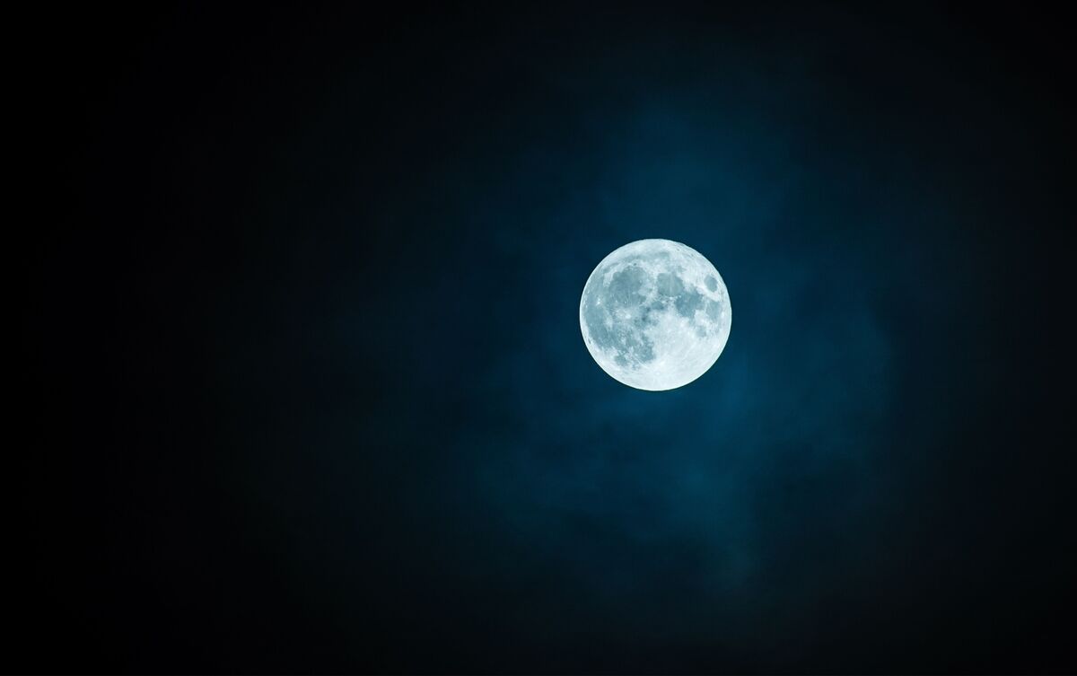 Lua brilhando no céu noturno.