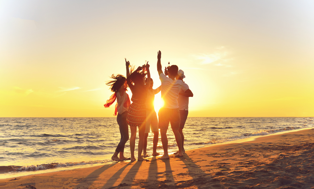 Amigos dançando no pôr do sol