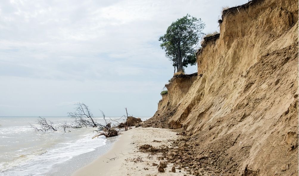 Desabamento costeiro em praia