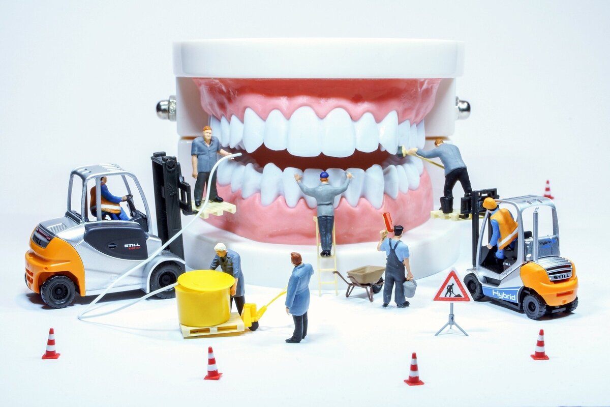 Molde de uma arcada dentária sofrendo diferentes ações.