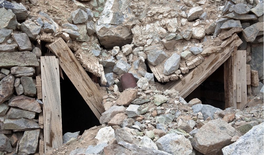 Casa desabada com pedras em cima