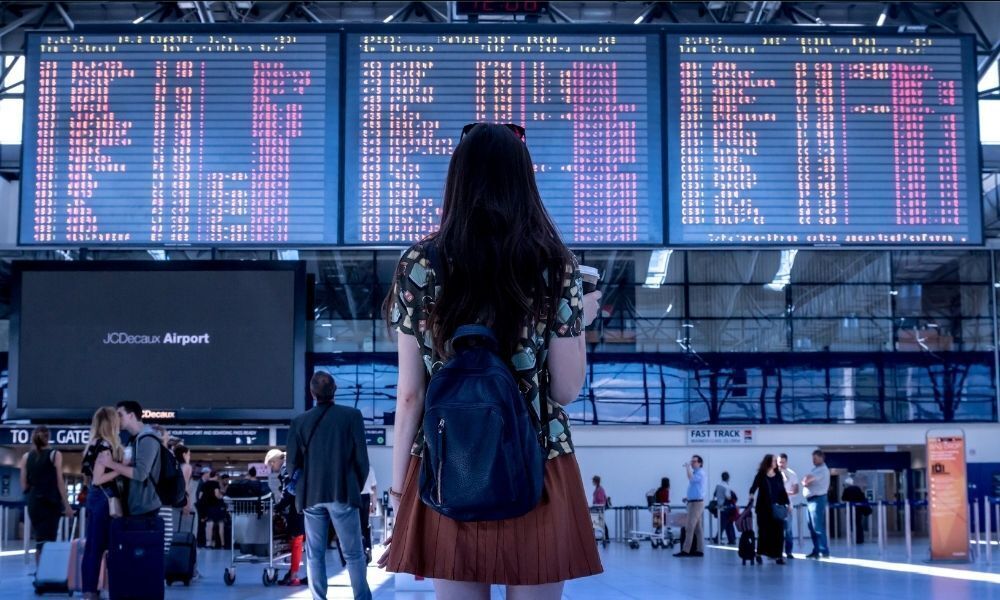 mulher no aeroporto