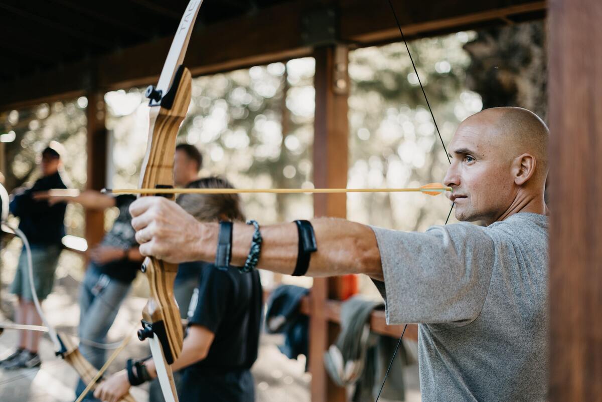 Homem com arco e flecha.